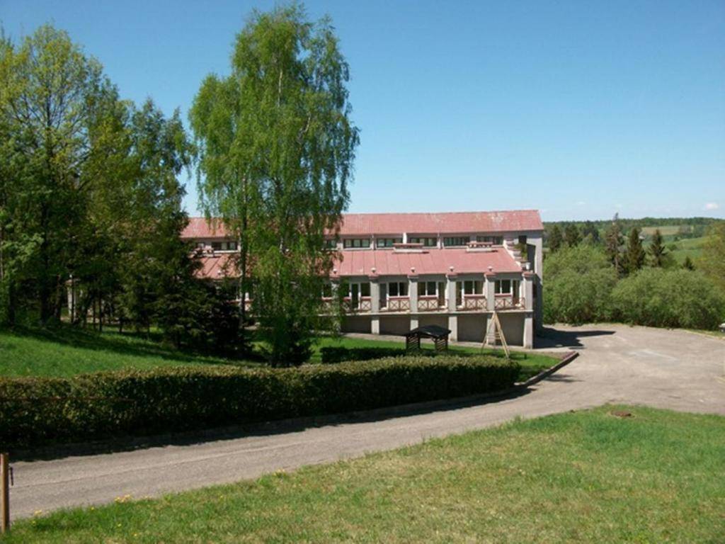 Poilsio namai Šaltinelis pastatas ir teritorija Plateliuose